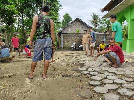Pembuatan Tempat Parkir Mushola Nglorong