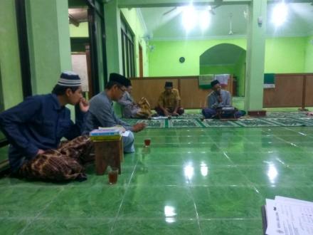 Belajar Mengaji di Masjid Al Munawaroh