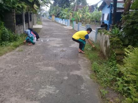 Kerja bakti di gunung puyuh