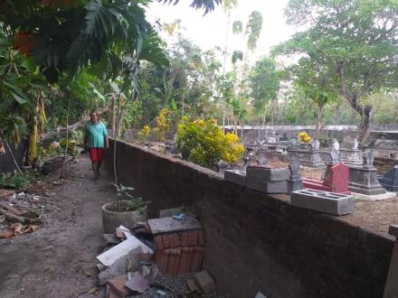 Kerja bakti bersih makam