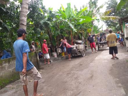 Pemasangan tiang lampu jalan di Soronanggan