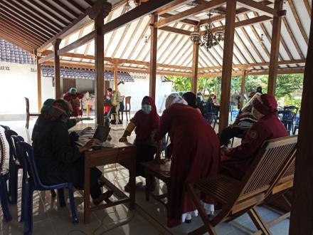 Pelaksanan vaksinasi di dusun watu