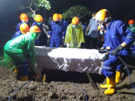 Kegiatan Pemakaman Tim Kubur Cepat di Pedukuhan nglorong dengan Prosedur Kesehatan