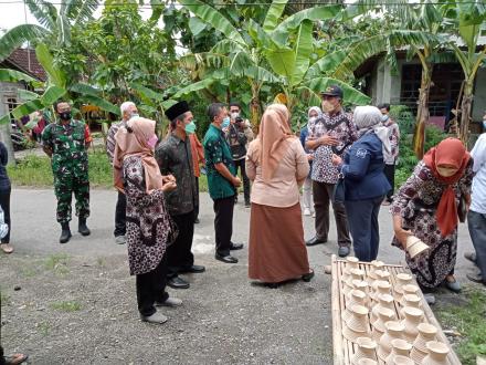 Kunjungan Bu bupati dekranasda UMK kab  Bantul panewu di dusun jetis