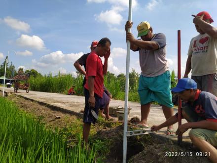 Kerjabakti Pemasangan Tiang Lampu Dusun Gedangan
