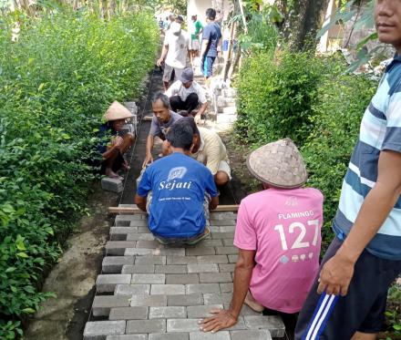 Gotong Royong Pemasangan Paving Blok Dusun Nglorong