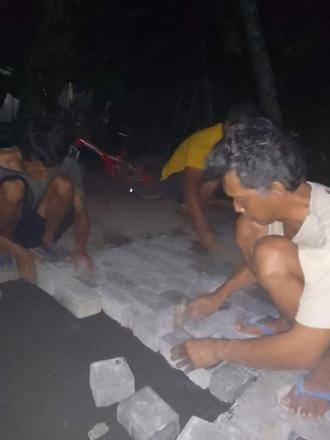 Pemasangan paving di Badan