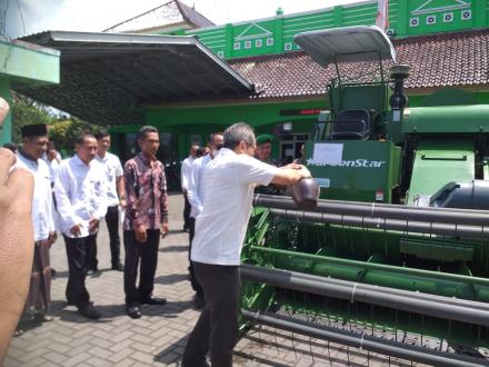 Penyerahan Mesin Pertanian(Combine Hervester) oleh Bupati Bantul