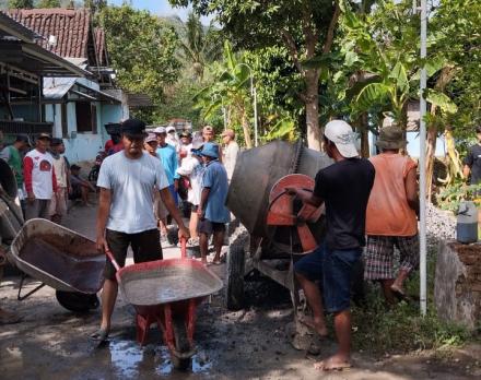 Kerja Bakti Cor Blok di Gunungpuyuh