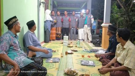 Penyerahan Rompi dan Pesawat/HT ke pengurus Jagawarga Dsn Jamprit.
