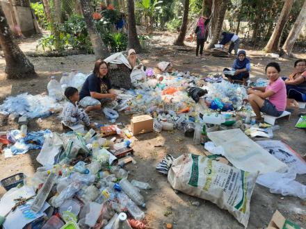 Pemilihan Sampah Ibu -ibu PKK Dusun Gedong