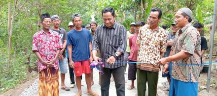 Simbolis peresmian pembangunan corblok jalan lingkungan pedukuhan krapyak wetan RT 01