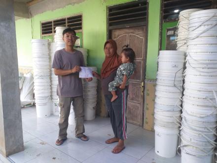 Pendistribusian Peralatan Pengelolaan Sampah dan Gerobak Sampah dari dana PPBMP