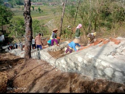 Progres pembangunan anak tangga di Krapyak wetan