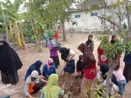 Kegiatan KWT Putri Tani Gedong. Penanaman Sayuran dan Tanaman Obat Keluarga
