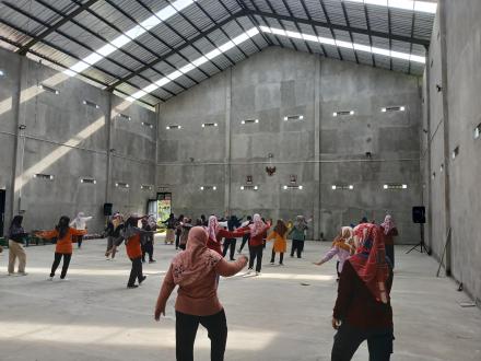 Senam Kesegaran Jasmani Dalam Rangka Hari Ibu di Grha Kalurahan Panjangrejo 