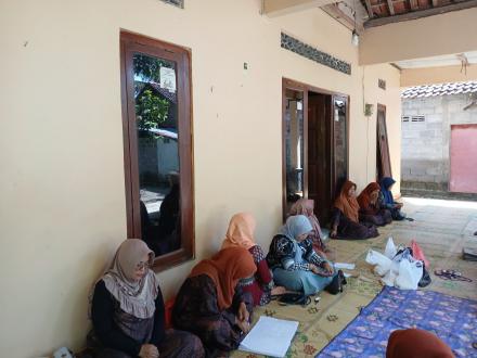Pertemuan Darma Wanita Kalurahan Panjangrejo di Pedukuhan Badan.