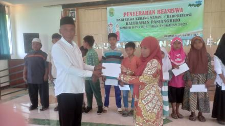 Penyerahan beasiswa bagi 16 siswa SD/MI kurang mampu berprestasi