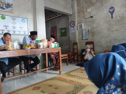 Menjenguk Ibu Trimarfiah