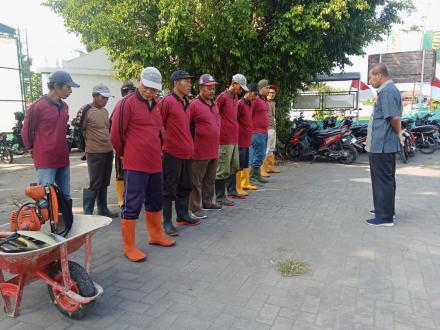 Kerjabakti linmas Kalurahan Panjangrejo di halaman Kalurahan
