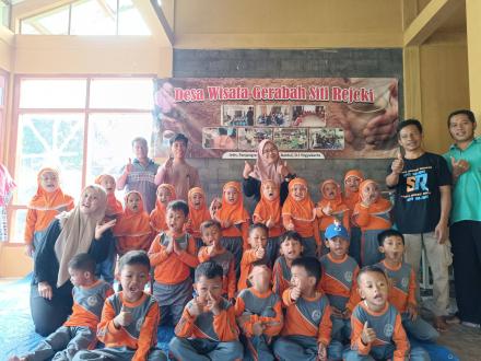 Edukasi Gerabah TK Pertiwi 19 Jamprit di Padukuhan Jetis,Panjangrejo