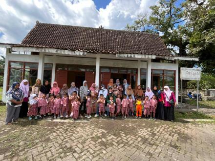 Outing Class Edukasi Gerabah oleh TK PKK 106 Merten di Padukuhan Jetis Panjangrejo