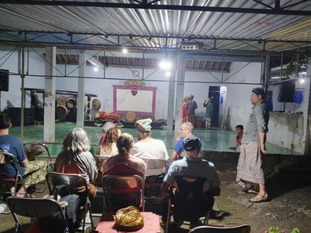 Touris dari Prancis menyaksikan Pertunjukan Nini Towong di Padukuhan Grudo