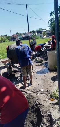 Pembangunan Cor Blok Jalan di Pedukuhan Panjang